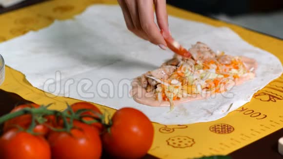 用鸡肉和蔬菜做一个披肩或甜甜圈烤肉串用平面包包装盥洗准备视频的预览图