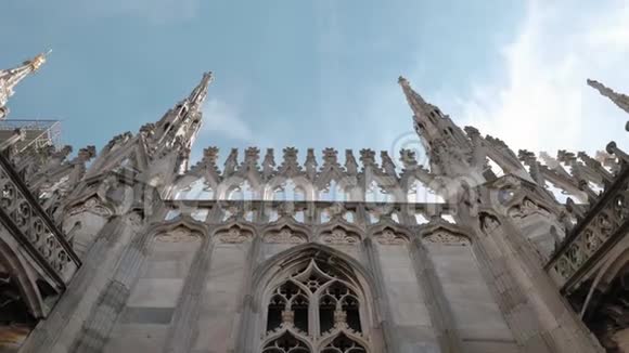意大利米兰2016年5月多莫大教堂的尖顶屋顶和窗户视频的预览图
