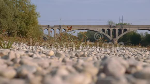 渔夫走到河边火车穿过一座桥视频的预览图
