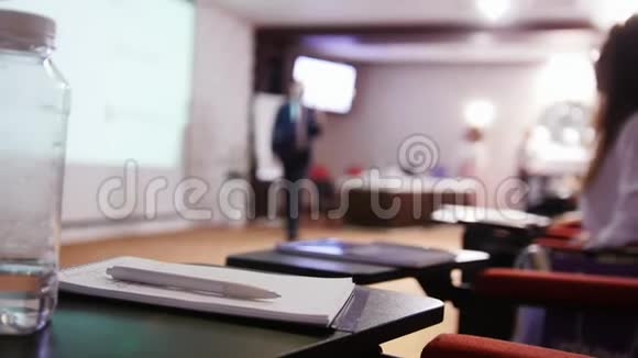 厅的商务会议一个展示演讲的人前台的笔记本视频的预览图