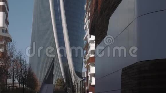 米兰城生活摩天大楼和豪华公寓近距离倾斜射击视频的预览图