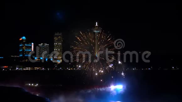 尼亚加拉大瀑布2018年8月17日美丽的烟花在瀑布表面爆炸照亮了城市建筑缓慢的运动视频的预览图