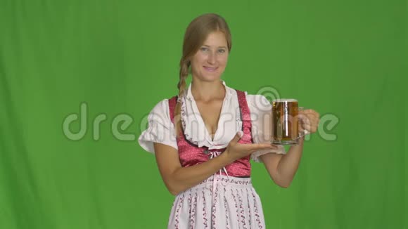 一位年轻的啤酒节女服务员视频的预览图