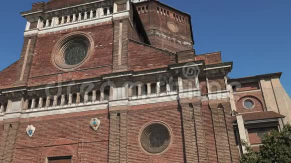 帕维亚大教堂全景和意大利雷吉索勒古代马术雕像视频的预览图