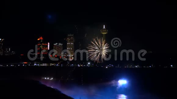 尼亚加拉大瀑布2018年8月17日美丽的烟花在暗夜瀑布上方爆炸照明建筑物缓慢视频的预览图