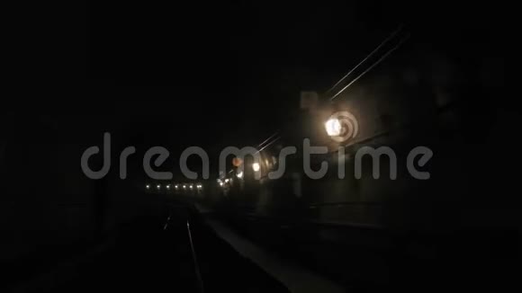 在地下隧道里乘坐无人驾驶地铁列车视频的预览图