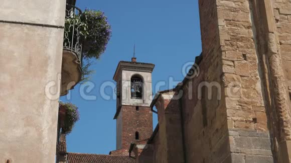 位于意大利帕维亚的一个花房阳台和古墙之间的钟楼视频的预览图