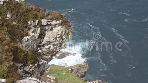 从悬崖上方看到的带有植被的波浪视频的预览图
