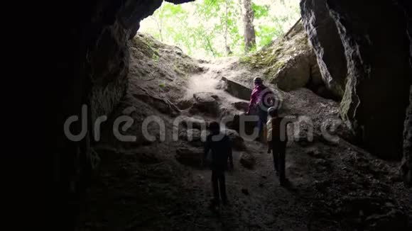 三个少年从山洞里出来视频的预览图