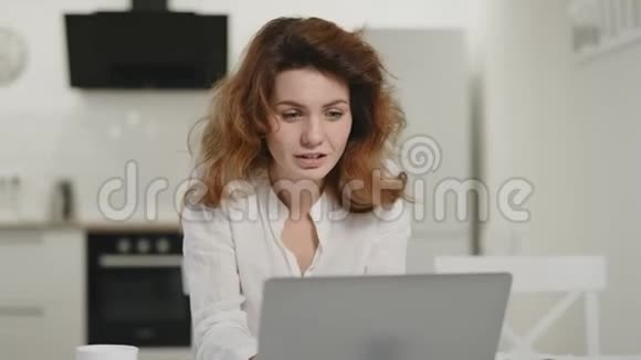 商务女性在家工作电脑坐着笔记本电脑的快乐年轻女士视频的预览图