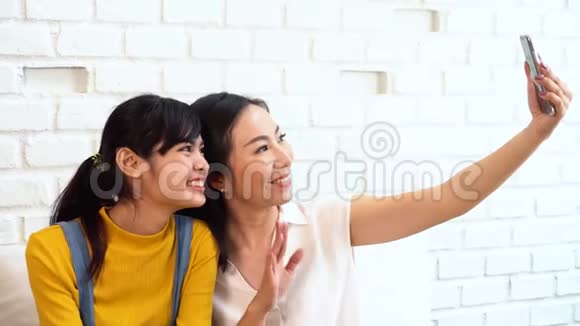 亚洲少女和中年母亲自拍或视频通话视频的预览图
