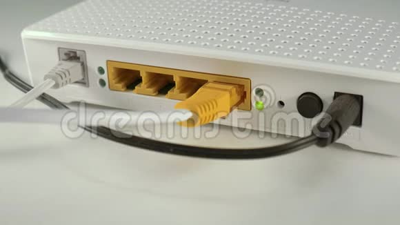 互联网路由器后端口以太网电源线路视频的预览图