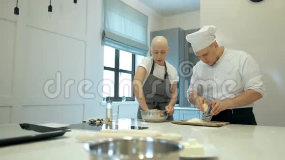 4K餐厅厨房准备食物的厨师组视频的预览图