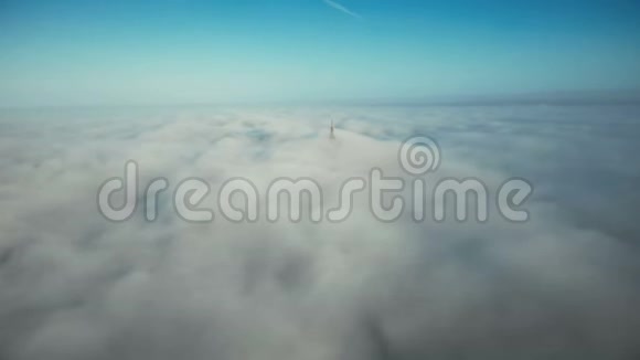 无人机在史诗般的云层之上在完美晴朗的蓝天上飞向诺曼底的圣米歇尔山城堡尖塔视频的预览图