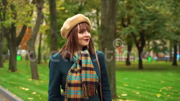 秋天公园散步的美丽女模特视频的预览图
