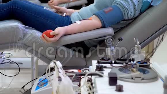 捐献者在输血中心坐在椅子上时使用设备视频的预览图