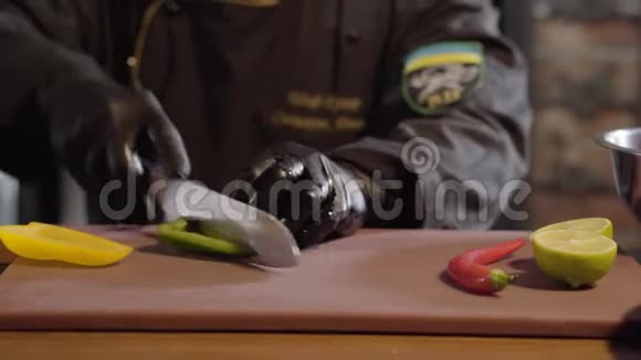 用锋利的刀子青黄椒和木盘上的青柠切碎在大盘子里准备沙拉视频的预览图