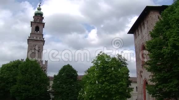 意大利Vigevano的树木和布拉曼特塔被阳光照射视频的预览图
