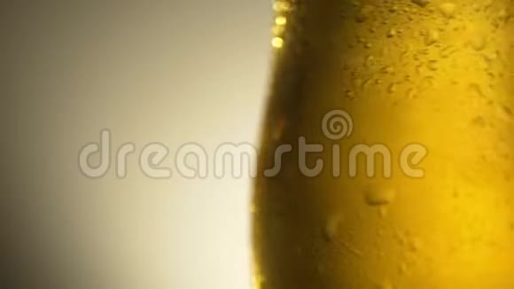 将啤酒倒入冷玻璃4K视频的预览图