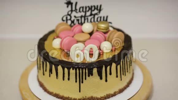 为60岁的母亲生日派对装饰蛋糕和通心粉饼干糖果和白巧克力球视频的预览图