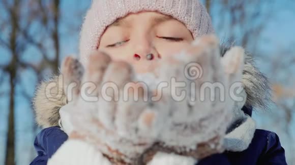 美丽快乐的少女吹雪视频的预览图