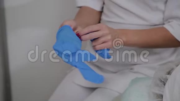 专业美容师戴蓝色橡胶手套进行手术视频的预览图