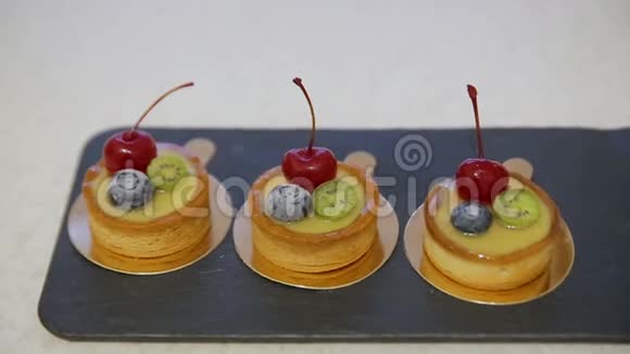 各种樱桃和柠檬蛋糕上面有蜂蜜冰和浆果视频的预览图