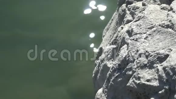 河流近大明石在一个平静的日子里特写一条岩石河岸视频的预览图