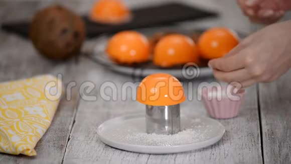 用坚果装饰橙色迷你蛋糕视频的预览图