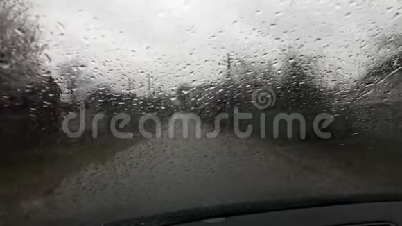 车窗玻璃雨天雨滴在挡风玻璃上视频的预览图