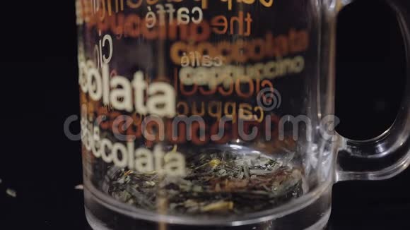 用有机干绿茶叶将沸水倒入玻璃杯中准备绿茶慢动作特写镜头视频的预览图