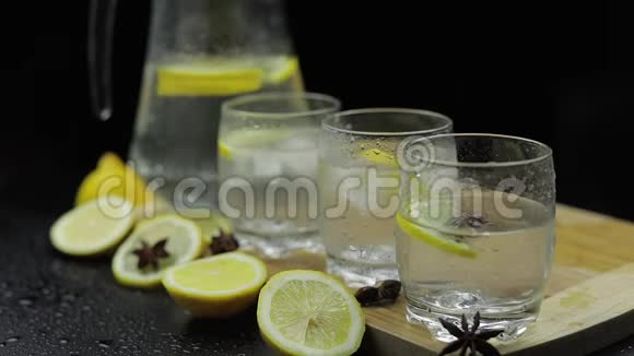将冰块加入柠檬汁中加入柠檬片酒精鸡尾酒视频的预览图