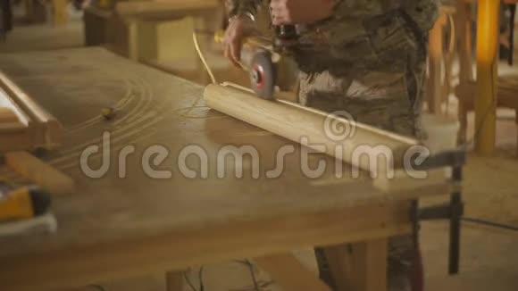 木匠或乔纳用砂光机打磨家具的木制部分视频的预览图