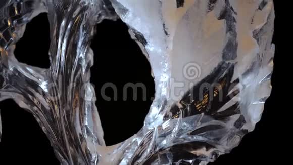 伊西雕塑雕刻细节在近距离倾斜冬天城市的冰雕俄罗斯的冰雕视频的预览图