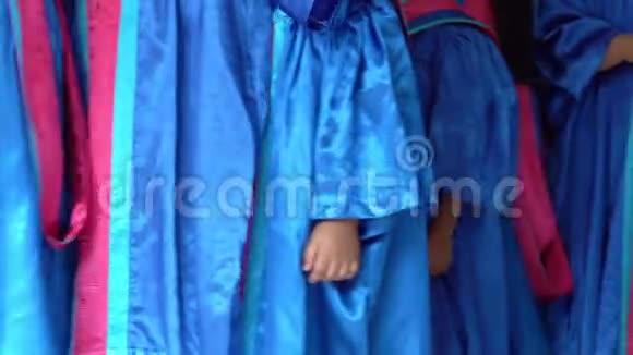 学龄前儿童穿着毕业礼服视频的预览图