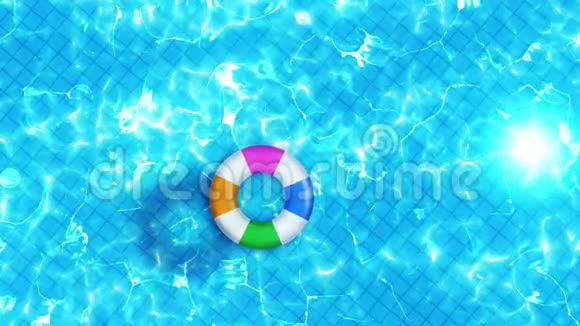 游泳池的鸟瞰图五颜六色的充气戒指甜甜圈玩具放松和愈合的概念视频的预览图