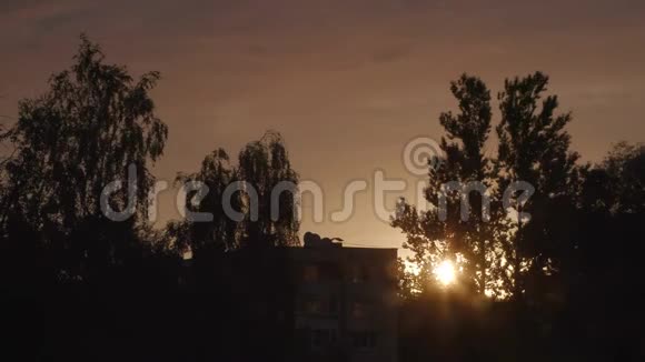 美丽的日落在一个绿色的村庄时间流逝的视频视频的预览图