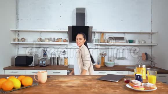 快乐的女人在厨房跳舞视频的预览图