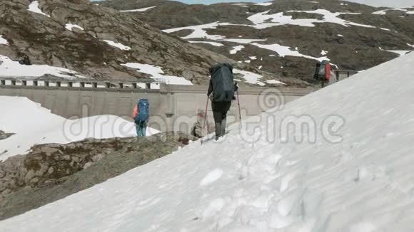 在雪地挪威的山坡上视频的预览图