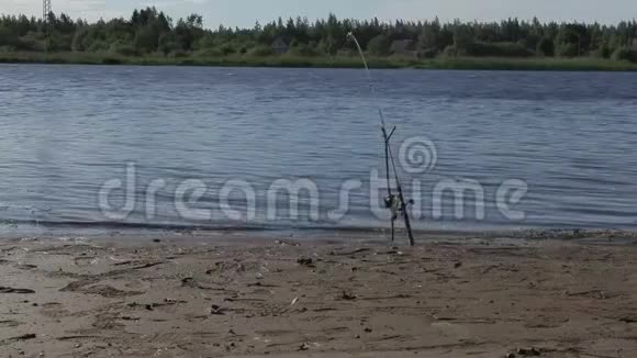 夏天在河岸上安装了钓鱼竿视频的预览图