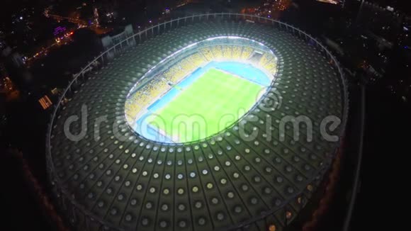 照明足球场场地和座位从上面可以看到视频的预览图