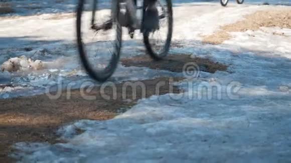 无法辨认的骑自行车的人骑在森林地形上视频的预览图