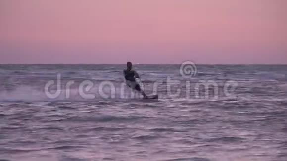 那个人很快就滑上了波浪控制着训练风筝视频的预览图
