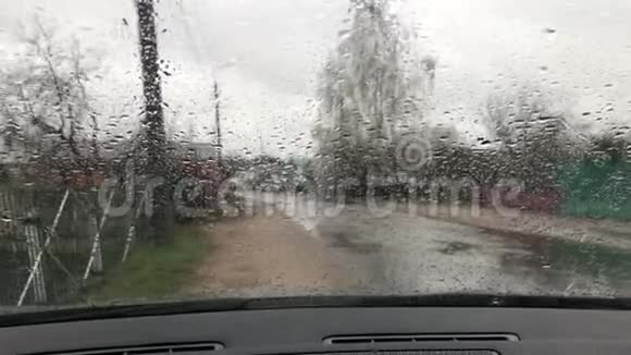 车窗玻璃雨天雨滴在挡风玻璃上视频的预览图