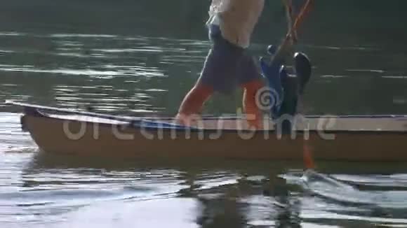 意大利提奇诺河上的男子划着瓦拉萨纳式的船桨视频的预览图