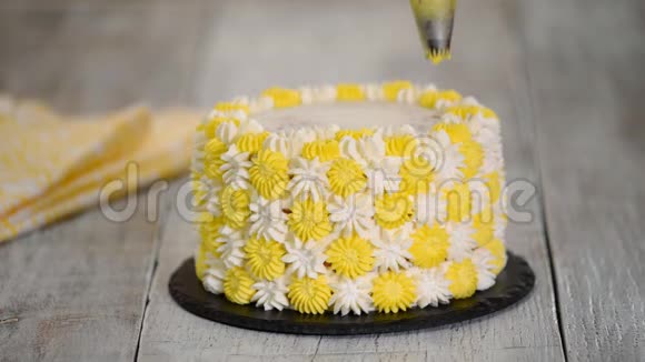 女厨师在厨房的蛋糕上用糕点包挤奶油在家准备蛋糕的女人视频的预览图