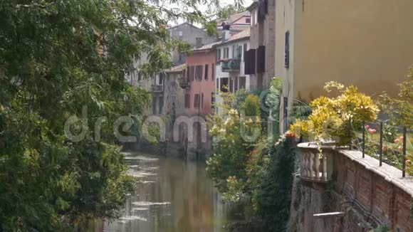 Mantua的RioSottoriva河上方的房屋和阳台视频的预览图