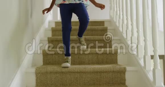 家里楼梯上的女孩视频的预览图