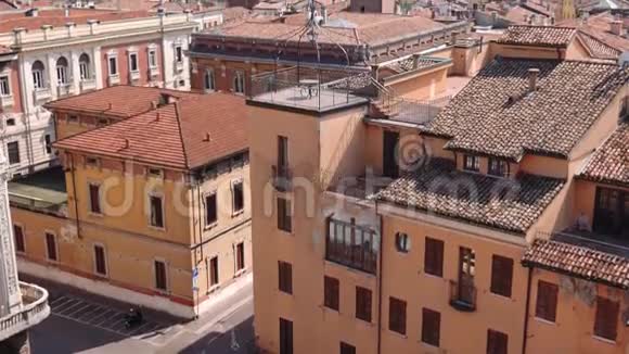 Mantua屋顶教堂和露台的倾斜射击视频的预览图