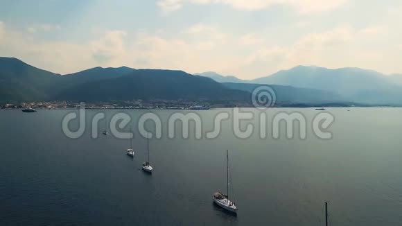 空中飞行四艘游艇排在亚得里亚海上视频的预览图